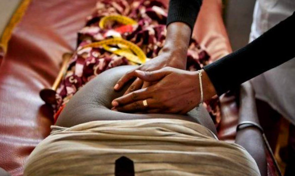 非洲女人分娩全过程，看完令人心痛不已！