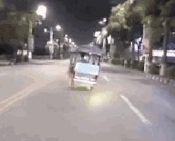 过马路一定要减速慢行,过马路一定要慢点走