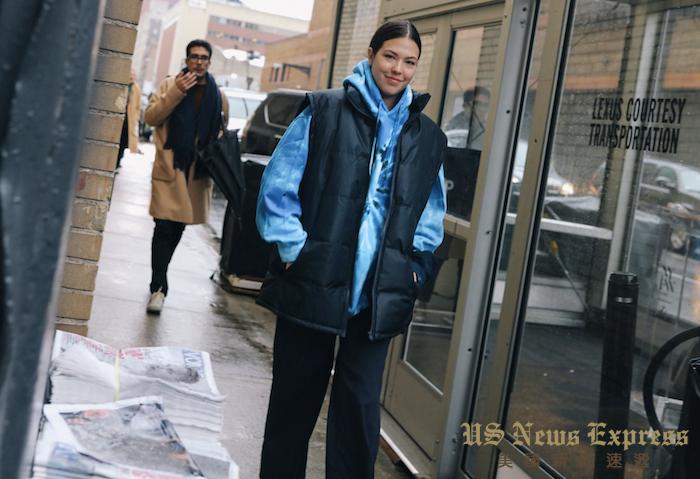 羽绒服米兰时装周休闲街拍 (时装周黑色羽绒穿搭)