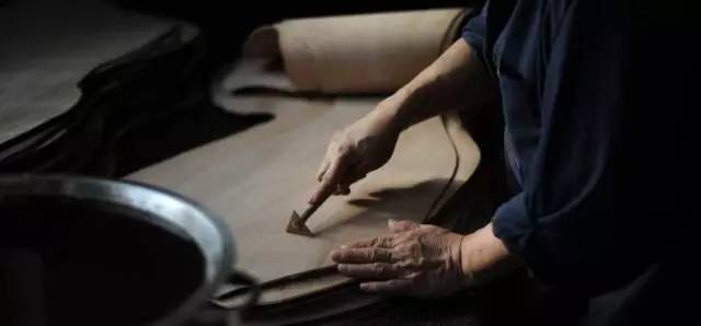 即是钱包又是充电宝?男同胞也信奉包治百病!