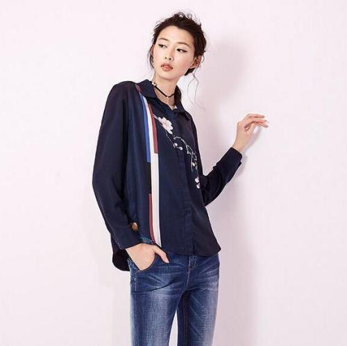 奶奶把破洞裤补上了,奶奶把破洞牛仔裤缝起来