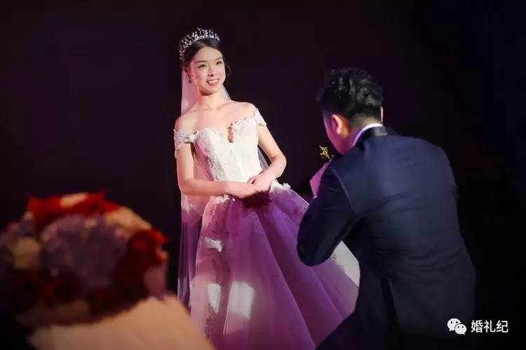 太瘦婚纱撑不起来？她们试完10家店，发现这3个款式最遮骨头