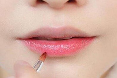 想要水润的唇色怎么选择口红,唇部护理润唇的正确方式
