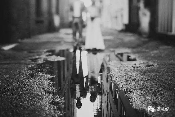 春天适合拍婚纱照的地方,雨天拍婚纱照也是别有一番风味