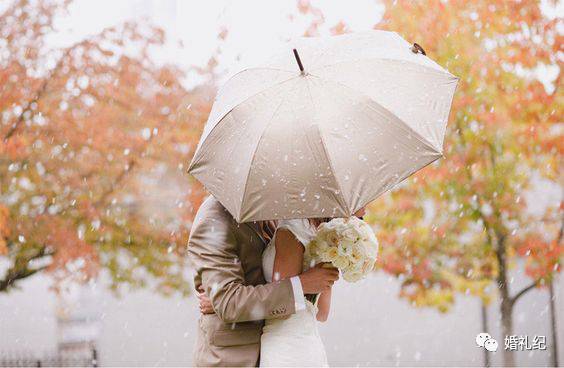 春天适合拍婚纱照的地方,雨天拍婚纱照也是别有一番风味