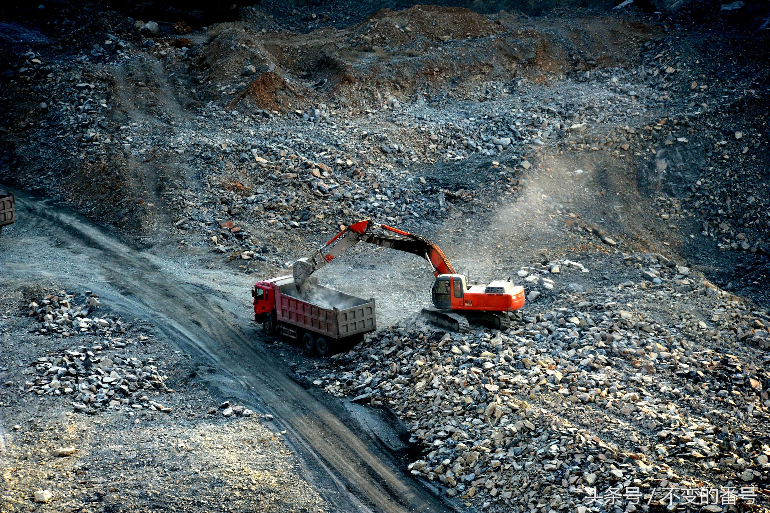 万达大连石灰石矿规划,大连石灰石矿大坑最新规划