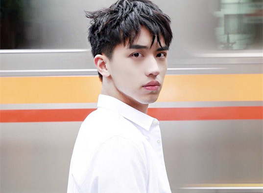 那些公认难穿的颜色,90后艺人许魏洲是怎么HOLD住的?