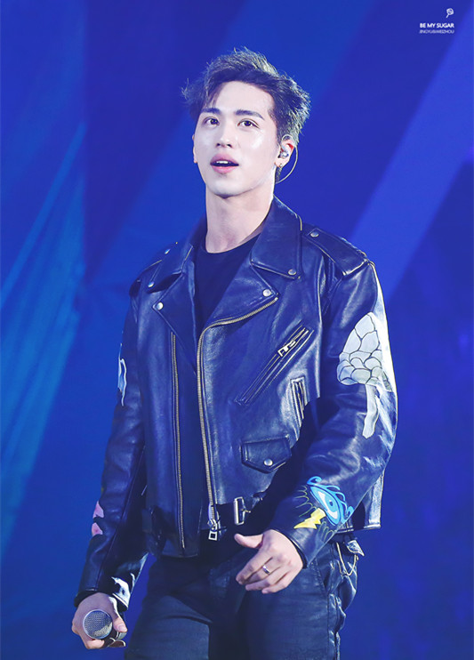 那些公认难穿的颜色,90后艺人许魏洲是怎么HOLD住的?