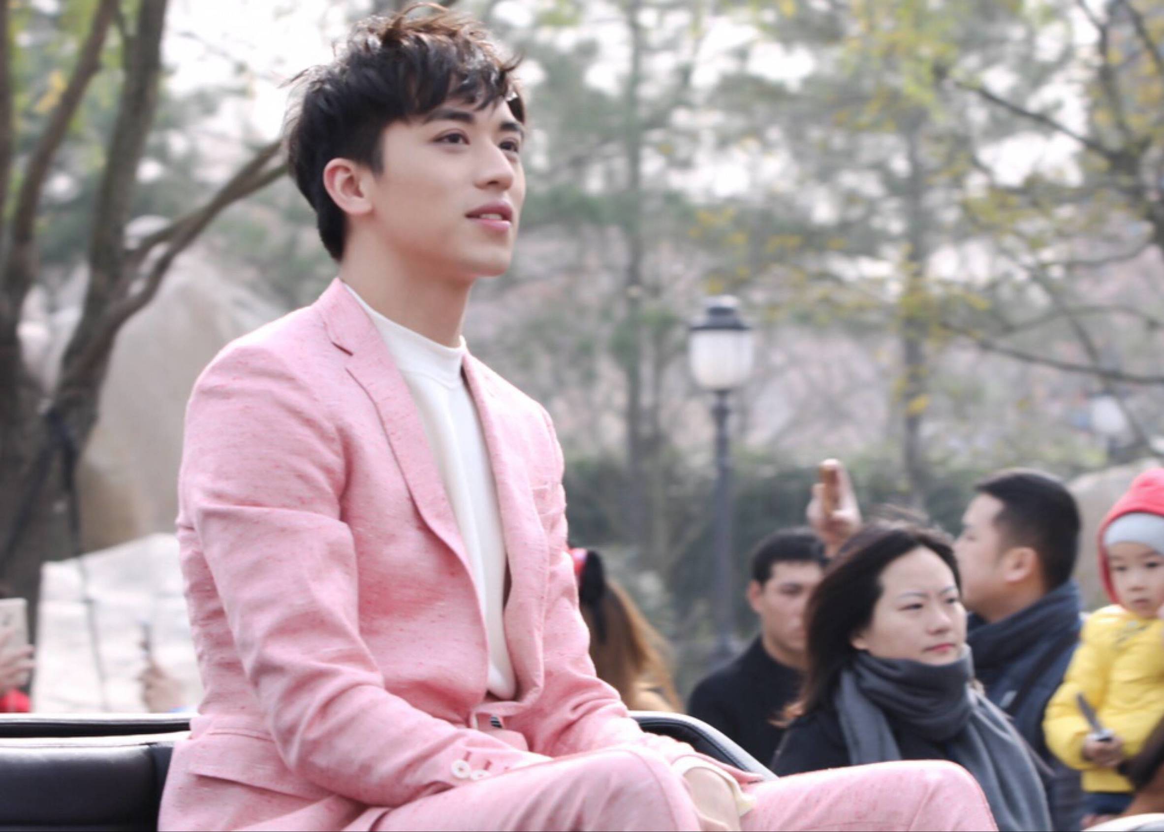 那些公认难穿的颜色,90后艺人许魏洲是怎么HOLD住的?