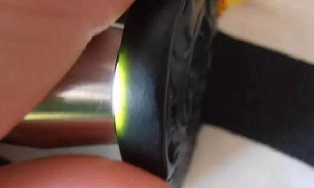 这丝滑，像抚摸刚出水的女人的肌肤一般