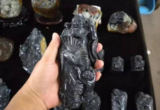 这丝滑，像抚摸刚出水的女人的肌肤一般