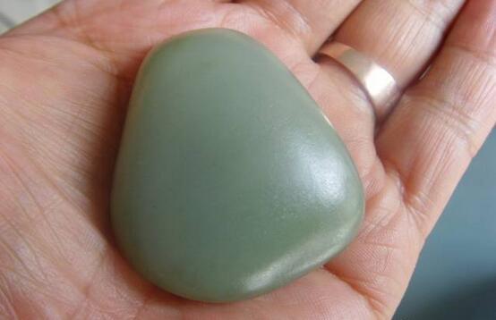 这丝滑，像抚摸刚出水的女人的肌肤一般