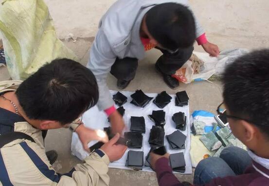 这丝滑，像抚摸刚出水的女人的肌肤一般