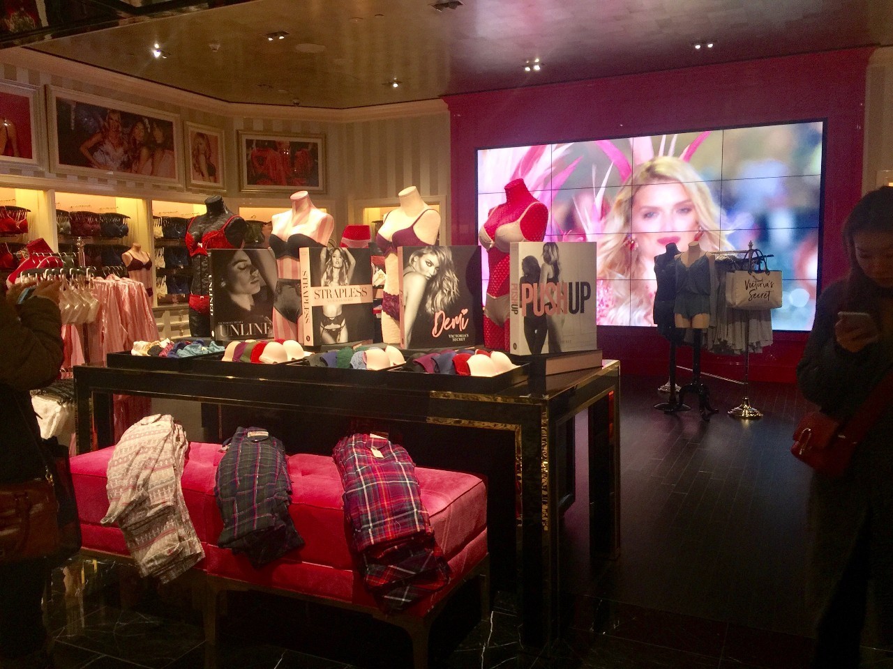 维多利亚的秘密上海有几家店,维多利亚的秘密旗舰店是正品吗