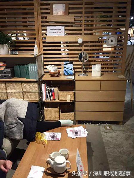 外国人尝试在宜家住一晚,在宜家睡觉的中国人