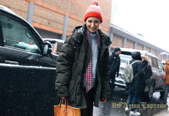 羽绒服米兰时装周休闲街拍 (时装周黑色羽绒穿搭)