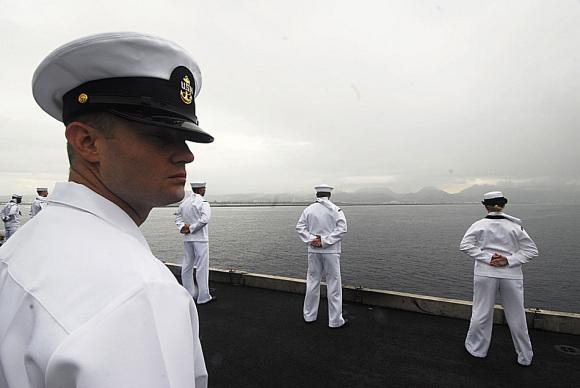 水兵穿这套服装走在那里都备受瞩目,但裤子为何设计成女式模样