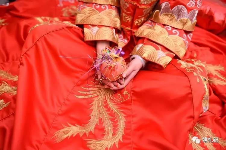 太瘦婚纱撑不起来？她们试完10家店，发现这3个款式最遮骨头