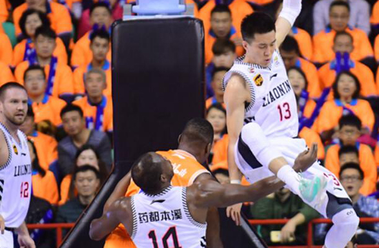 亮瞎眼！5年前CBA主场哨有多恐怖？我们的联赛在进步