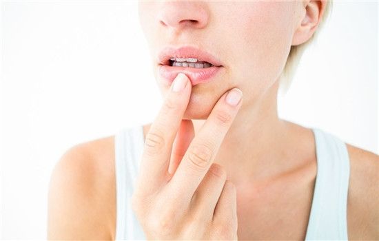 想要水润的唇色怎么选择口红,唇部护理润唇的正确方式