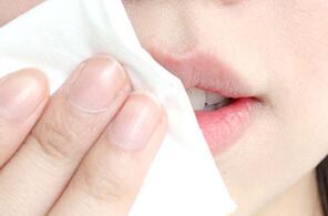 想要水润的唇色怎么选择口红,唇部护理润唇的正确方式