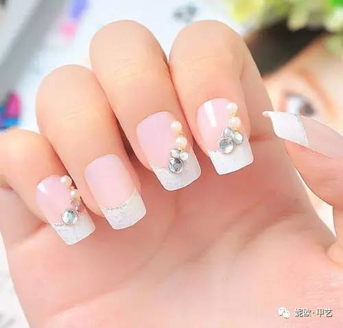 指甲油加固胶在哪个步骤涂,指甲油要怎么涂才好看