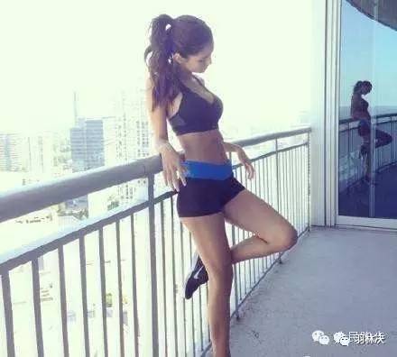 打羽毛球的女人很迷人,坚持打羽毛球的女人