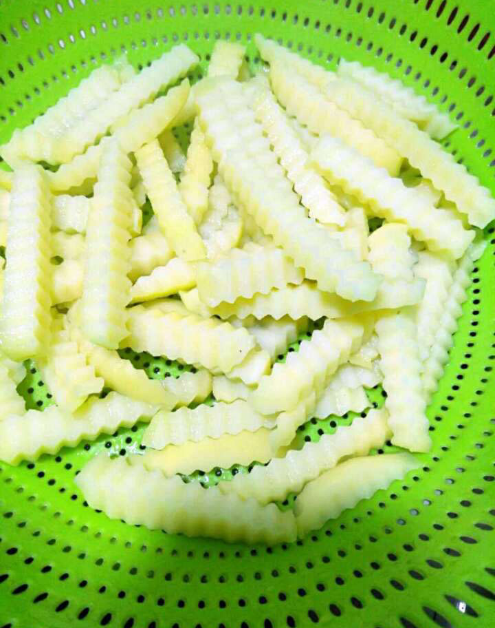 炸薯条要炸多久才会脆,炸薯条第一次炸与复炸的间隔