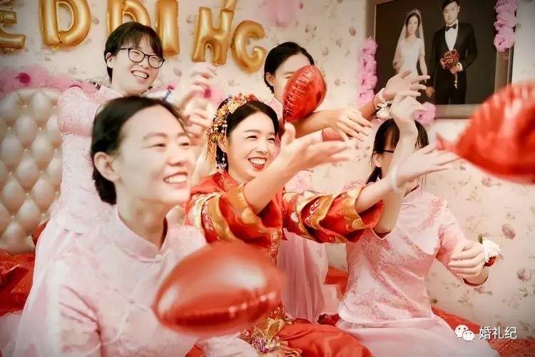 太瘦婚纱撑不起来？她们试完10家店，发现这3个款式最遮骨头