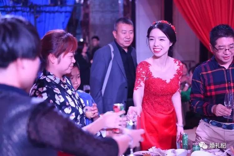 太瘦婚纱撑不起来？她们试完10家店，发现这3个款式最遮骨头