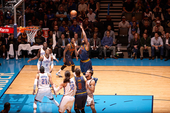 骑士中锋浪到加勒比海！逛夜店去博尔特餐厅，还有劲打球？