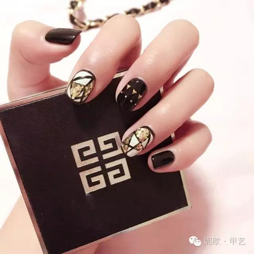 指甲油加固胶在哪个步骤涂,指甲油要怎么涂才好看