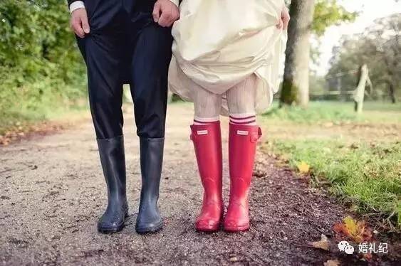 春天适合拍婚纱照的地方,雨天拍婚纱照也是别有一番风味