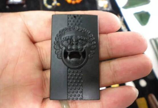 这丝滑，像抚摸刚出水的女人的肌肤一般