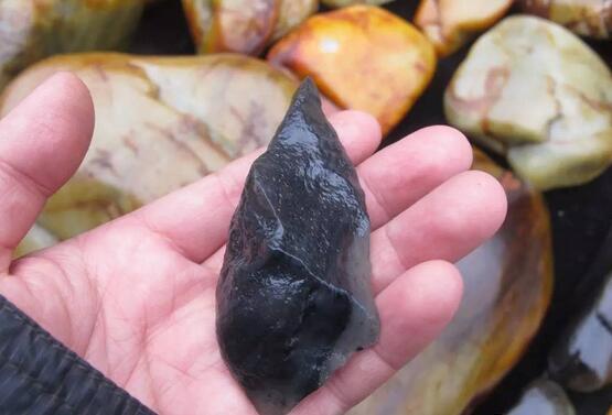 这丝滑，像抚摸刚出水的女人的肌肤一般