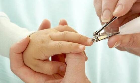 女子拔倒刺感染致整个指甲被拔掉,拔了根倒刺为什么会截肢