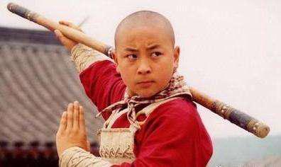 释小龙戴的墨镜,你与斯文败类只差一副眼镜