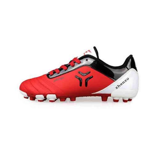 在足球场上驰骋,绿茵场上挥洒汗水享受足球的快乐