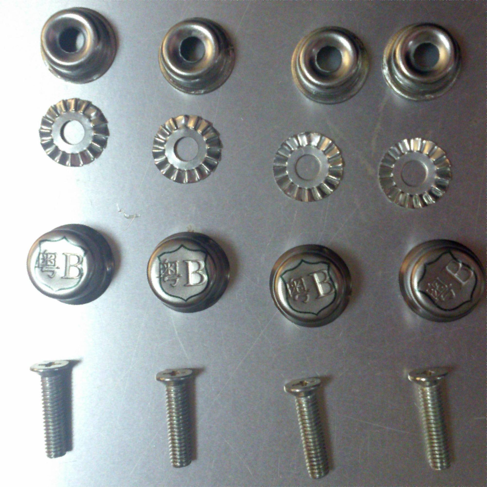 车牌只有2个孔用4个固封螺丝吗,车牌处只有两个螺丝孔