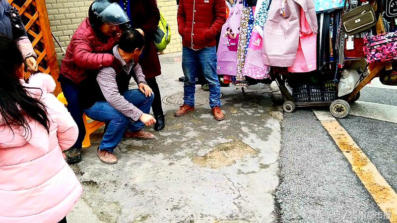 贵阳男子骑车掉“陷阱”路人插“红标”提示