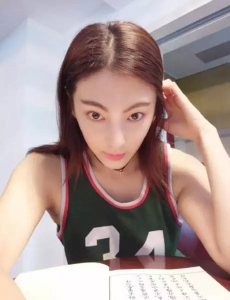 长妖痣的人眼睛很勾人吗,女人眼睛细长桃花眼勾人