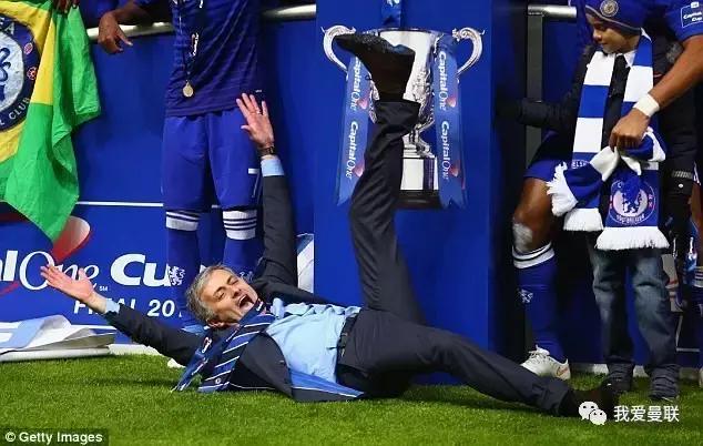 曼联首冠绝非终点，穆帅了却弗爵最大夙愿！颁奖典礼一瞬间太酷了