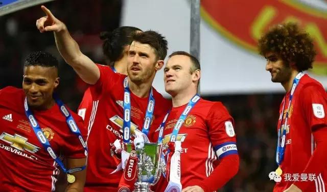 曼联首冠绝非终点，穆帅了却弗爵最大夙愿！颁奖典礼一瞬间太酷了