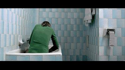 为了堕胎,她和怀孕的室友竟主动被无良医生玷污!