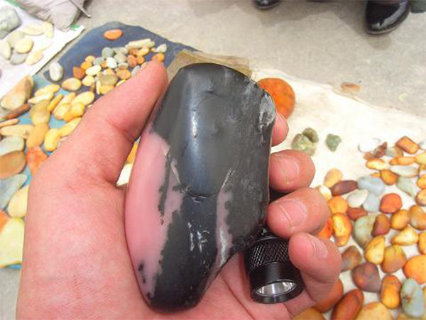 和田墨玉桃花石值钱吗,桃花石和田玉