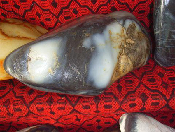 和田墨玉桃花石值钱吗,桃花石和田玉