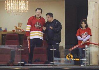 背现金过关英达称没洗钱是违规存款,汇钱到美国只能人肉背现金?