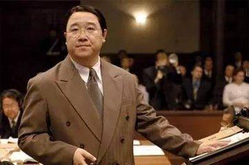 背现金过关英达称没洗钱是违规存款,汇钱到美国只能人肉背现金?