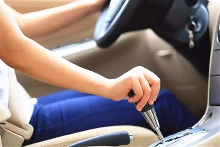 自动挡的车等红灯挂p挡还是n挡,自动挡车等红灯时应该挂什么挡