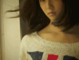 妹子你知道吗？衣服破了个口子，快点回去补补吧！